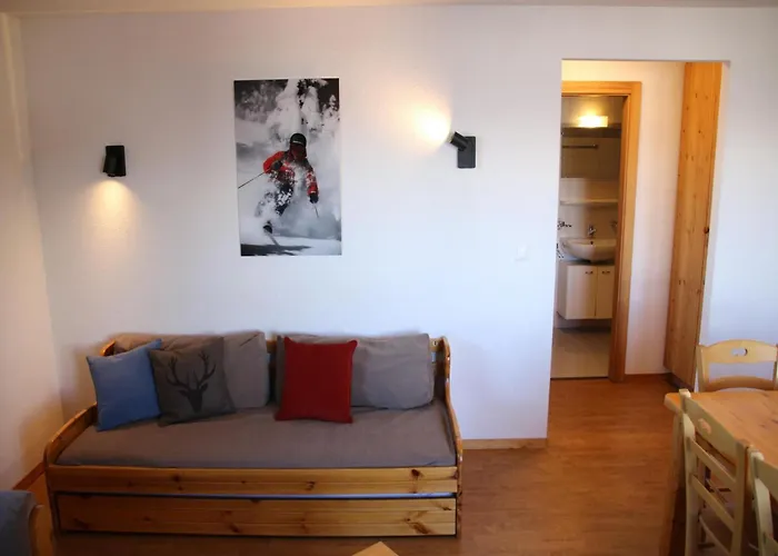 Near Centre Of The Village * 넨다즈