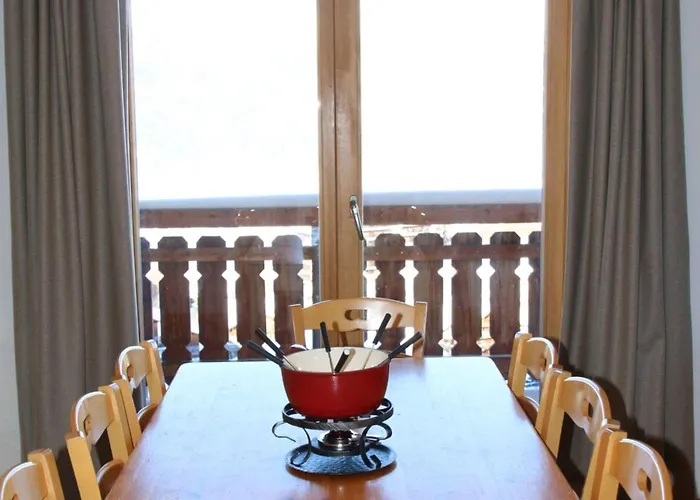 Near Centre Of The Village 아파트